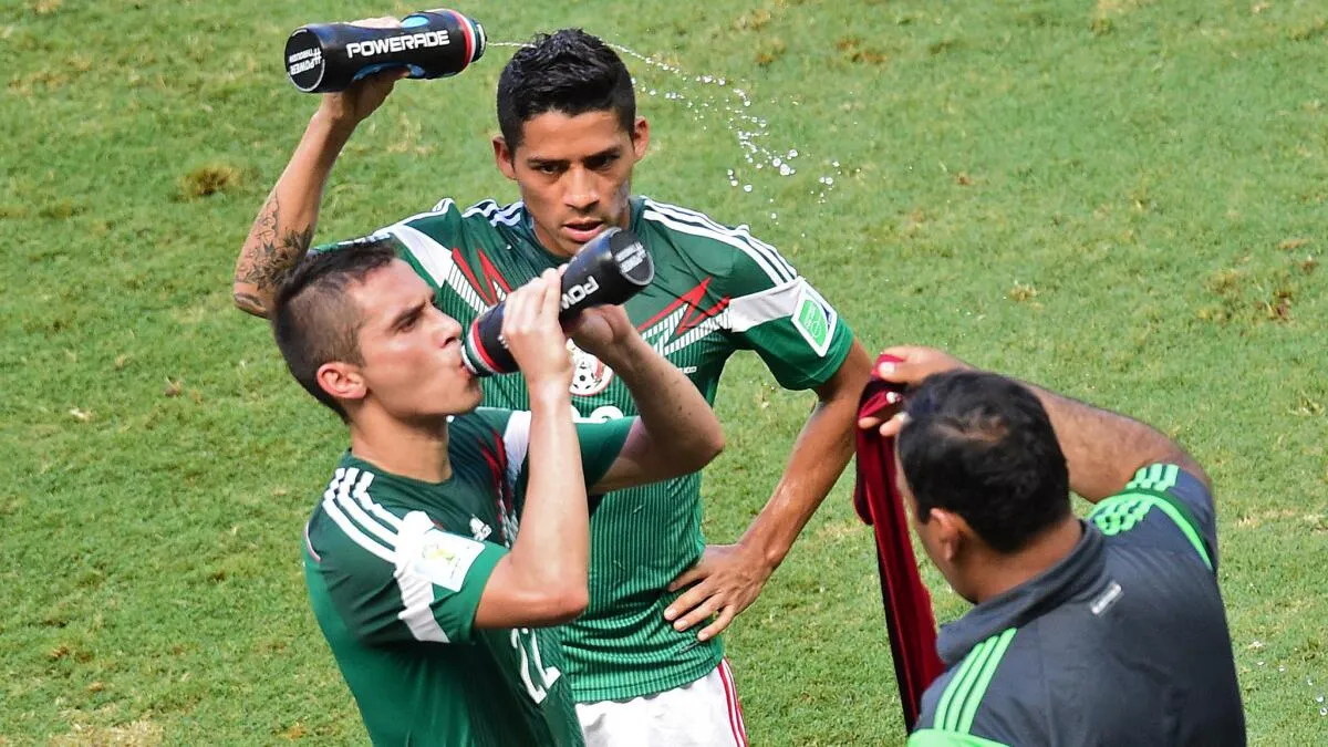 Pausa para refrescarse durante un partido del Mundial 2014 en Brasil